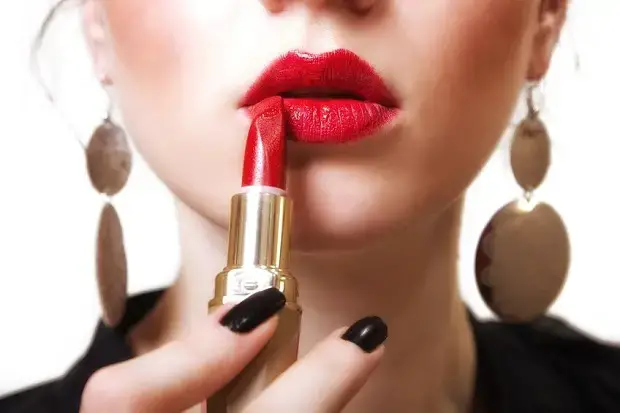 How to Put On Lipstick | Sophisticated EDGE