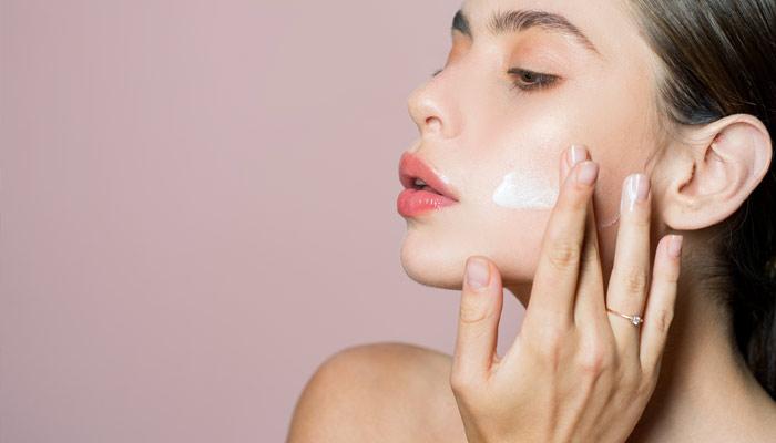 Skincare Mistakes : Not moisturizing your skin