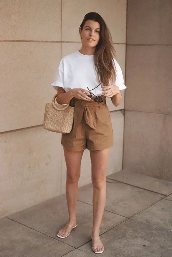 25 Simple spring outfits with shorts and white tee