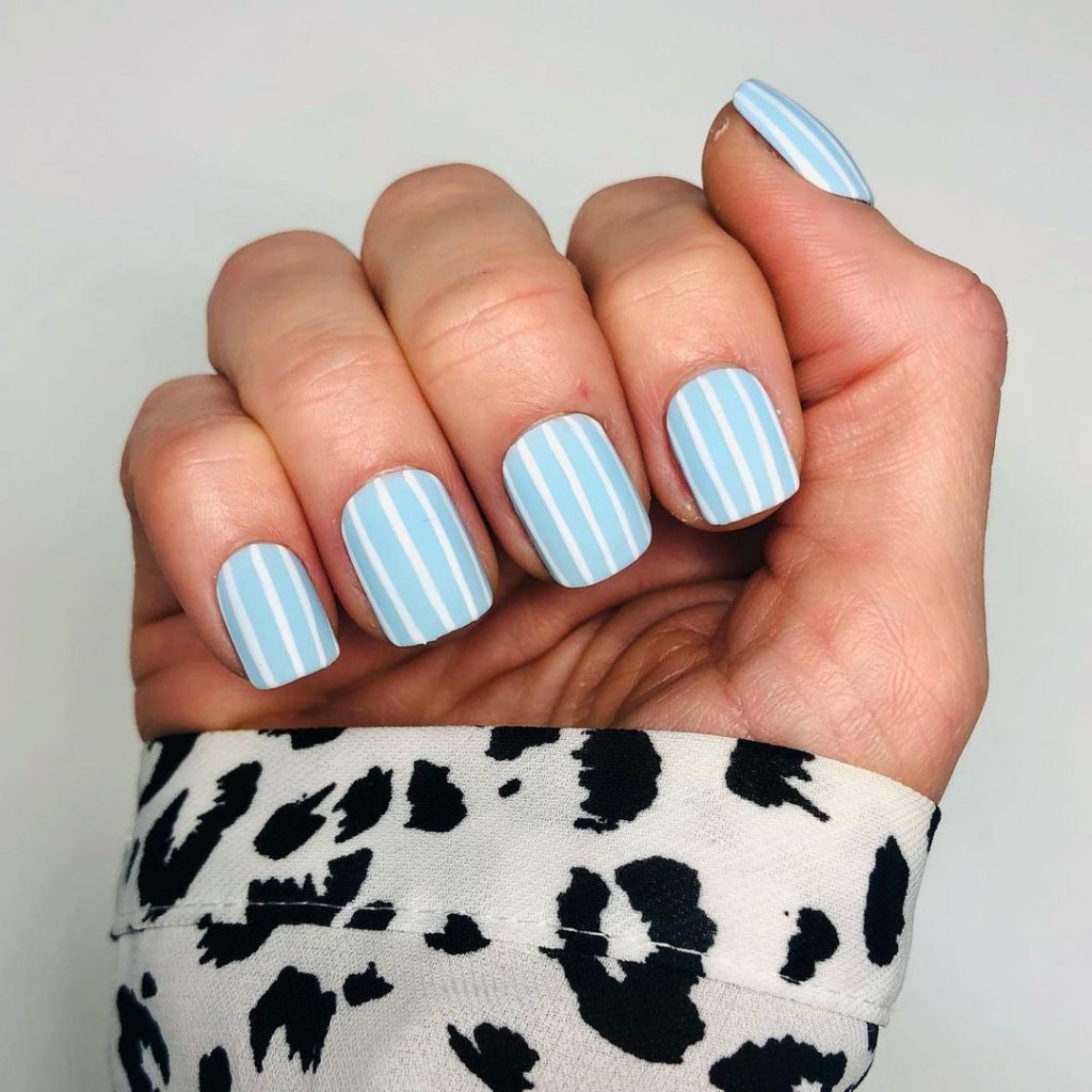 Stripe nails 