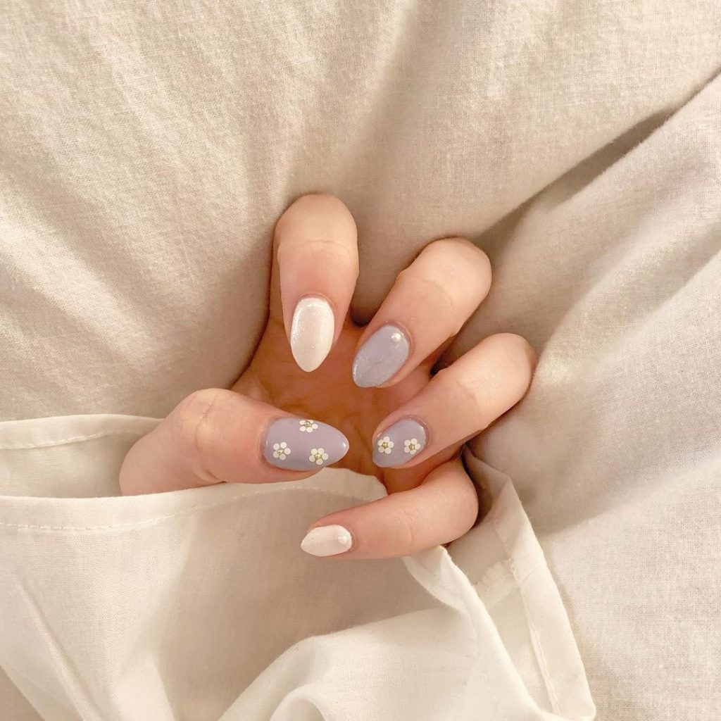 Dainty Daisies Nails 