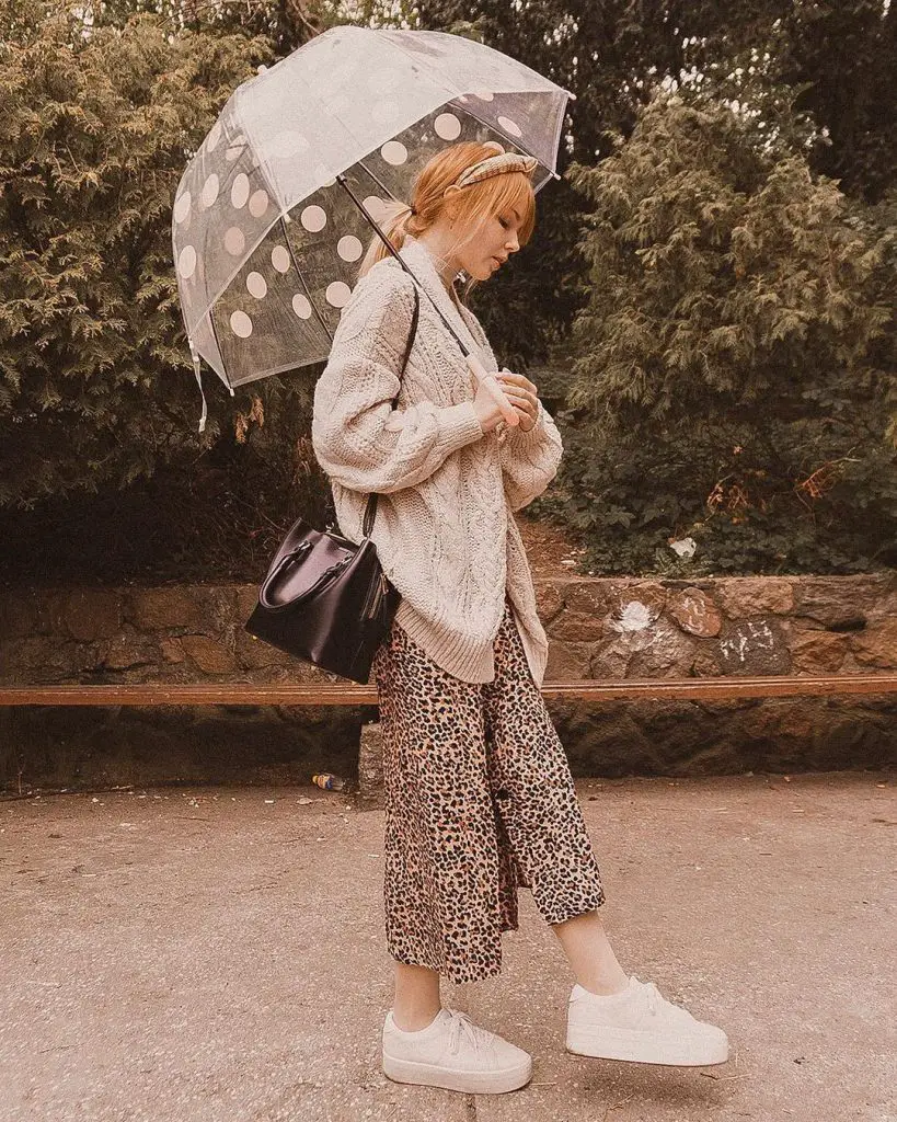 Casual fall outfit ideas with leopard-print culottes 