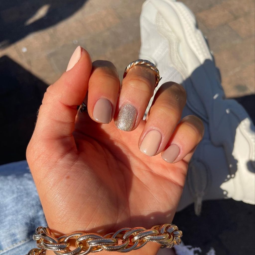 Brown nude nails | Nude nail colors