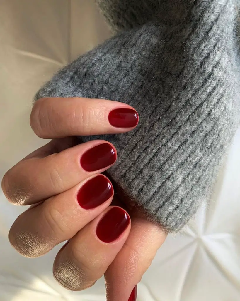 Red nail for romantic manicres
