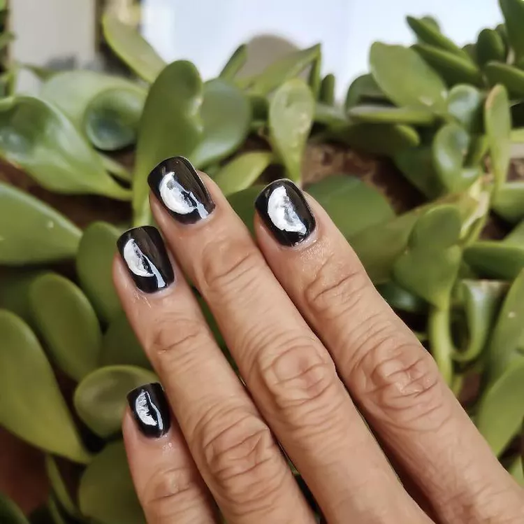 Portrait nails in black and white