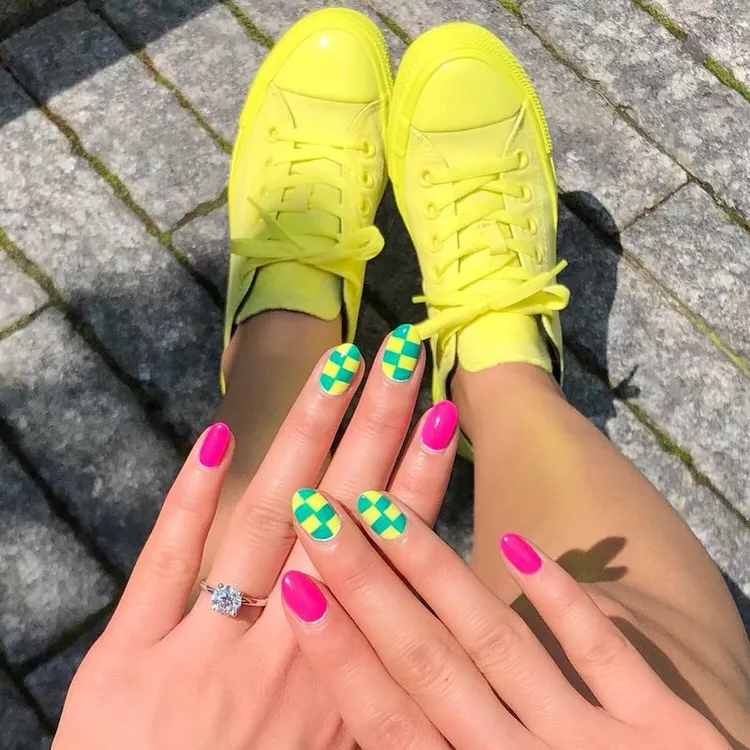 checkered nail for summer manicures