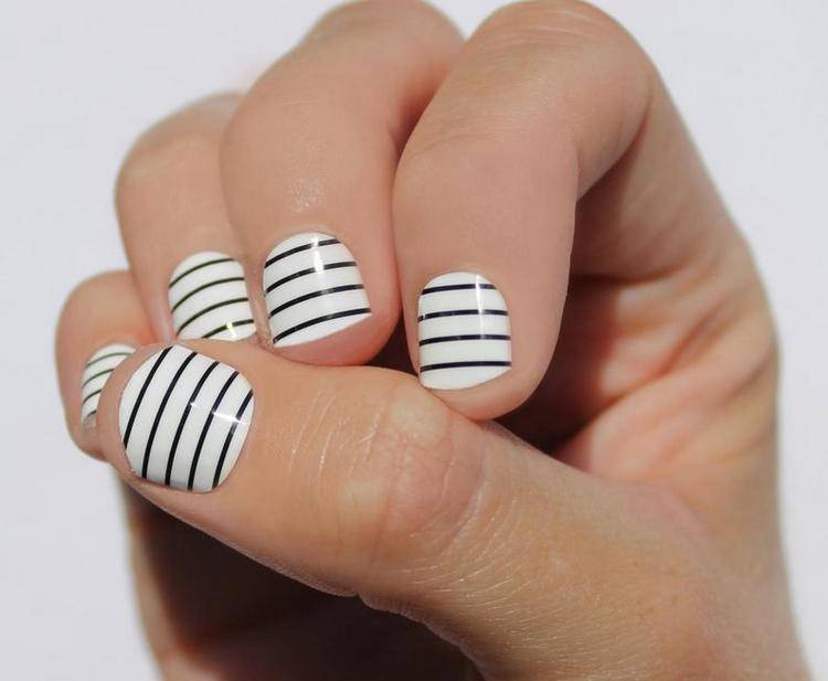 Stripes nails