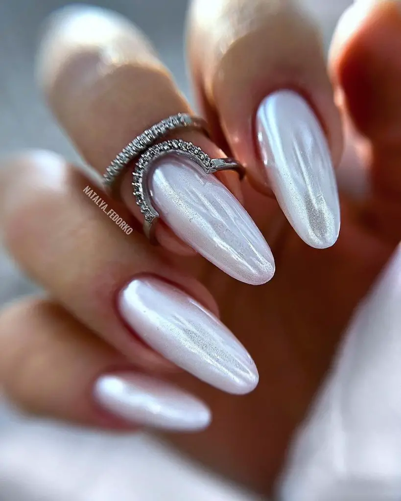 Gloosy pinkish white manicures