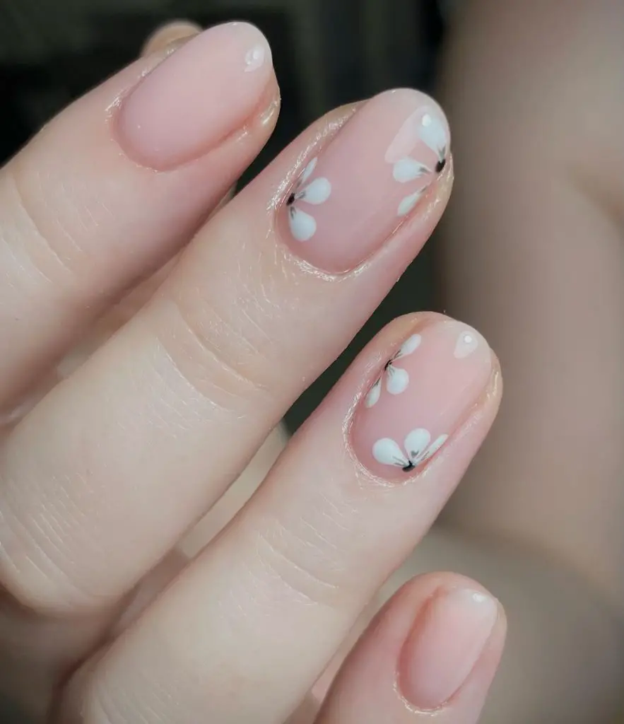 Minimalist short nail ideas with white petals decor