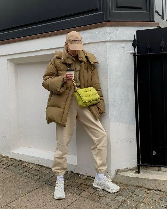 Neutral minimalist outfit ideas with brown ude tracksuit