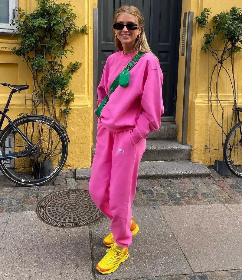 Summer bright outfits with tpink tracksuit and yellow sneaker