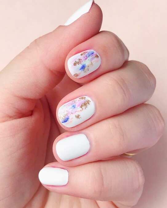 Tie-dye nails in white basic