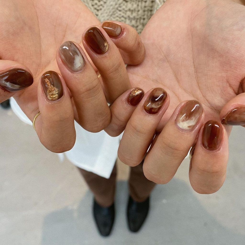 Glossy brown nails for fall manicures