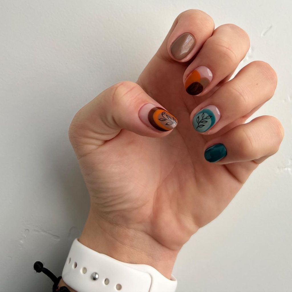 Fall nail designs with autumnal colors. 