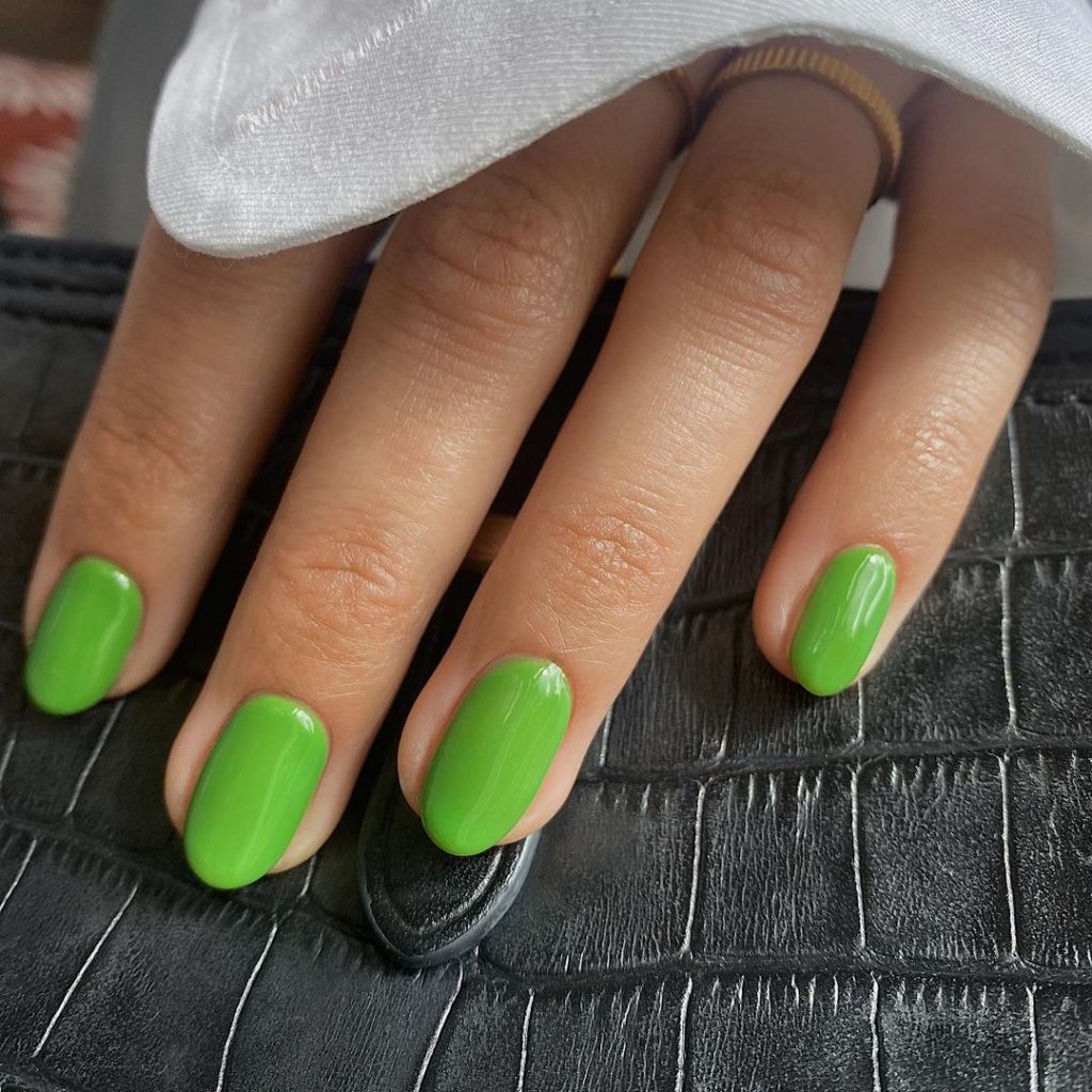 Green lime nail colors for summer 