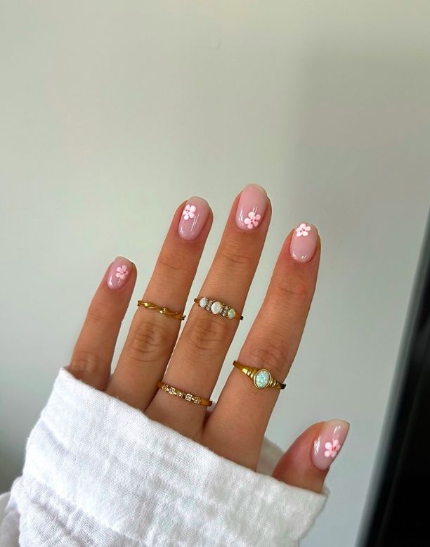 Short floral pink nail ideas