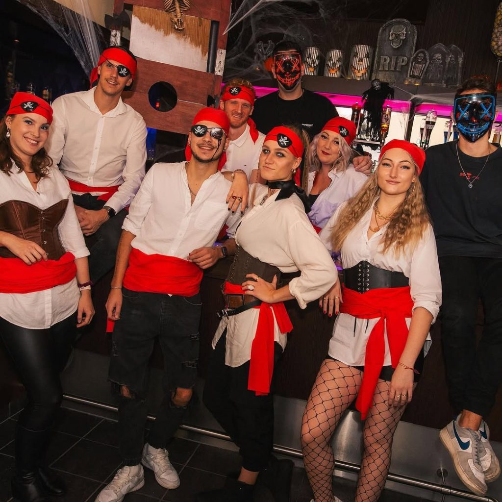 Group hallowee costumes the pirates