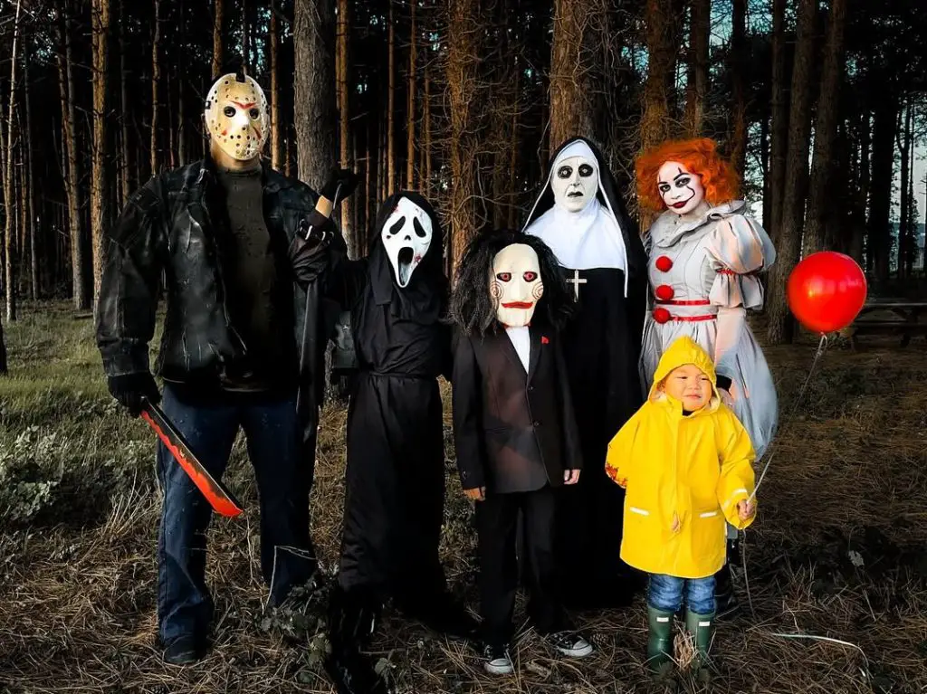 family halloween costumes for 2025