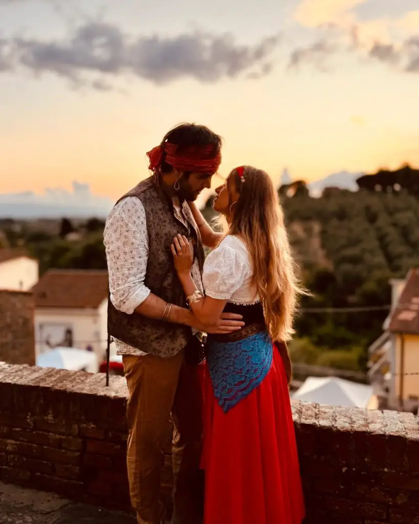 the pirates halloween costume for couples