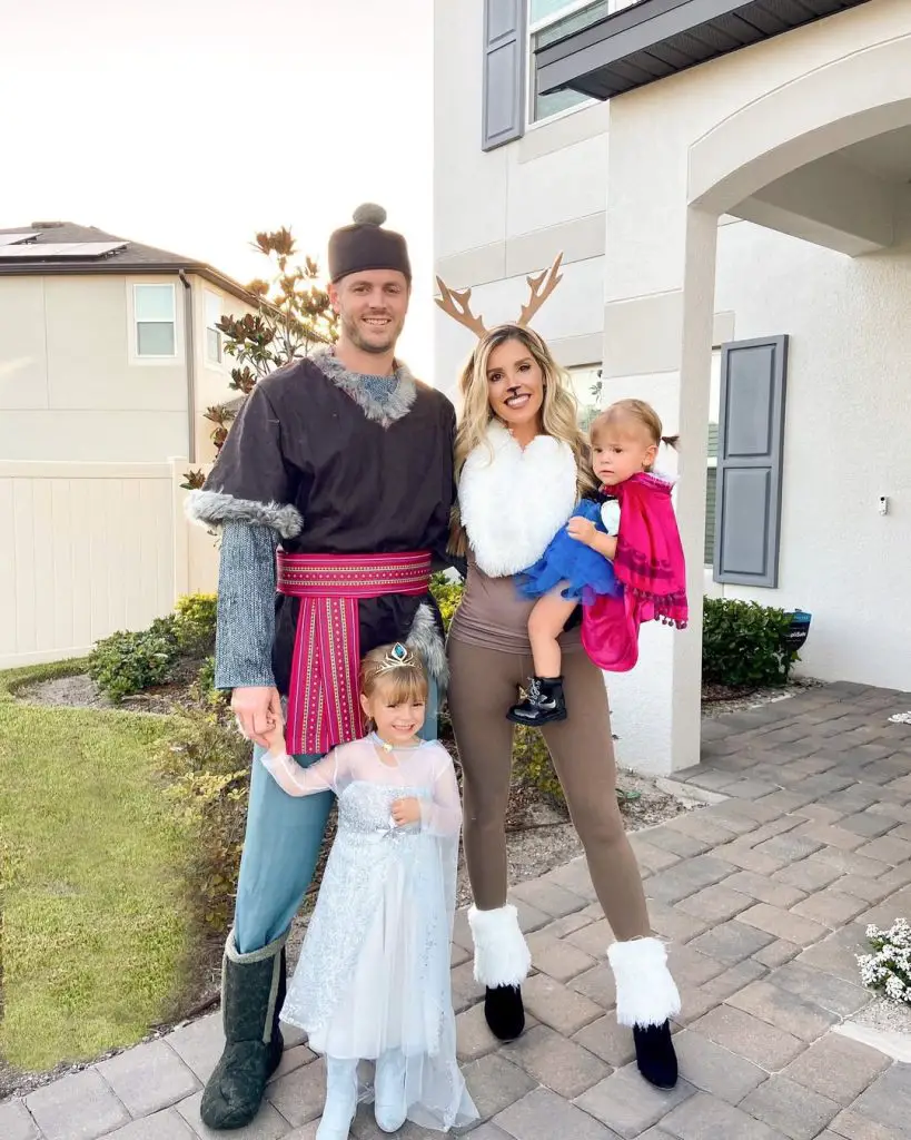 Frozen family halloween costumes
