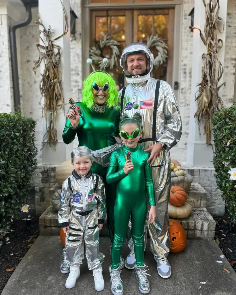 aliens and astrounots family costumes for halloween