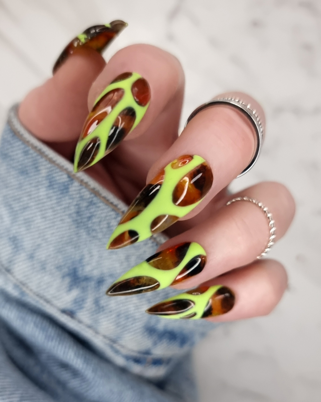 A trendy twist on tortoise nails 🐢