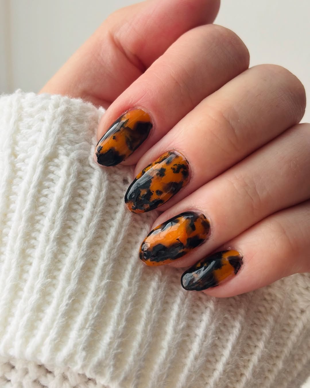 Tortie nails inspo for autumn 2025