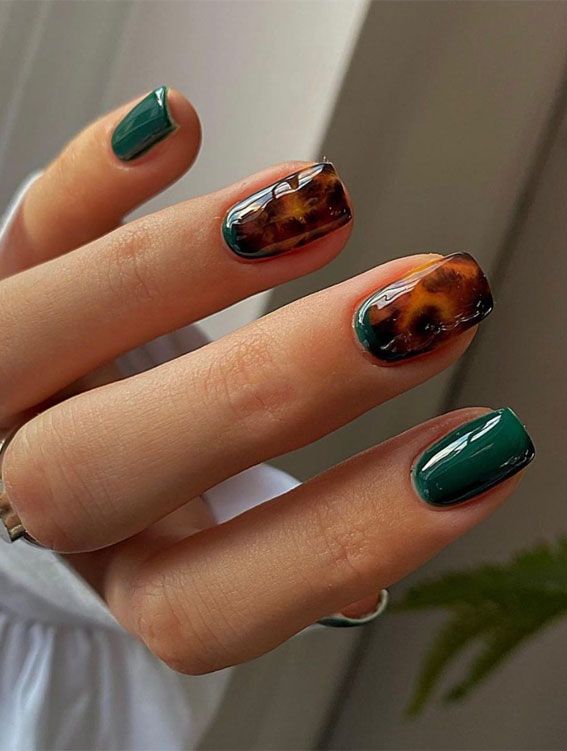 green and tortoise nails for autumn mani